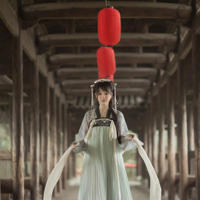 她在厨房掀起裙子从后面进去 却发现了老公的秘密