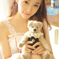 她被叫进办公室，狠狠按倒在沙发