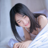 【口述】我把妹妹按在桌上强吻 我把妹妹捅到深处 妹妹很痛啊!