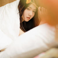 那一夜她的老师要了她 她老师疯狂的要了她 把她按在课桌上干了她