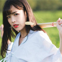 我拒绝已婚女邻居的追求,可她给我看一些照片后我马上跟她约会