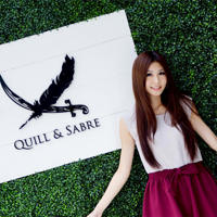 老师解开了我衣扣 我被男同桌强吻裸房撕掉她的衣服撕光图