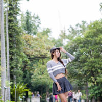 乡村艳妇 光着大白腿躺在草地上鼓励我把她搞