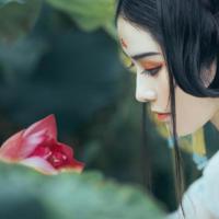 流年。你曾给了谁一张稚嫩的容颜?