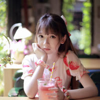 激情艳女 狭小的车厢里她的玉腿架在我脖子上来回摩擦