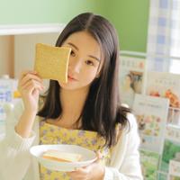 酒吧里我被姐夫压在沙发上