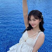 与女友背靠大树在校园里爱爱