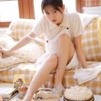 90后小美女挤奶门袒胸挤奶水喂养小狗自拍露照全程挤奶门(组图)