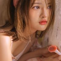 我拒绝已婚女邻居的追求,可她给我看一些照片后我马上跟她约会