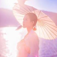 女模特被男友当众扒衣 辣妈掀衣喂母乳 模特被摄影师扯掉浴巾