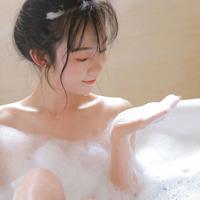 女公关因被骂老处女而自我放纵