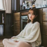 赵本山小姨子花丛中自拍 获赞“人比花娇”