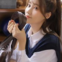上课无意间看到女同桌的胸 上课发现女同学夹桌子 和同桌做过