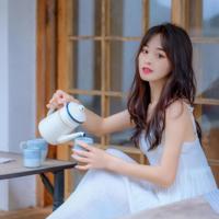 我喝醉了同桌把我抱到他床上吻我 我被同桌摸大腿内侧 摸出水图片