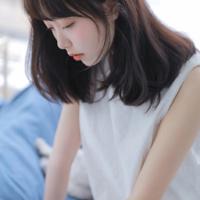 姐姐和哥哥在房间里 妹妹喜欢哥哥的下面 妹妹第一给了我