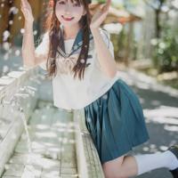 和同学在教室做 口述:与同桌停电在教室里弄 他抱着我那里顶着我