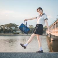 任忧伤紧攫住彷徨的心魂-夏鸣《享受寂寞》MV欣赏!