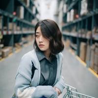 只身闲语话孤单，秋残霜月寒