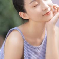 哦嗯好粗嗯啊再深点 把她放在钢琴上分开腿 舅舅威猛那里好大