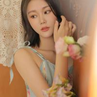 妈妈在洗澡 爷爷不小心进去了 爷爷拉着妈妈进了房间