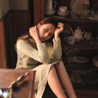 掀美女裙子 男友当众掀美女裙子露出小内裤