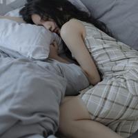 女友哥哥跟父母撞见我们床上亲密