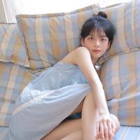 酒吧里我被姐夫压在沙发上