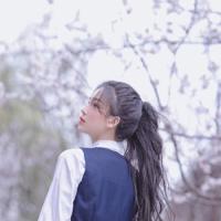 美女诱惑我 加班时女同事不穿内裤在我面前袒露黑森林