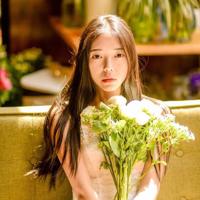 在办公桌上挺身而入 后面挺身贯穿了她 餐桌下的暧昧