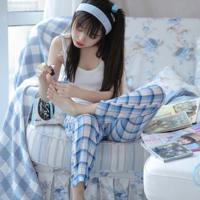 女友太开放,当着多个男人面前相互摸胸