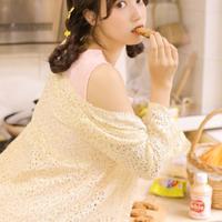 我裤子里有她裙子里没有 浴室里挺进老师的花蕊 老师让我看她洗澡