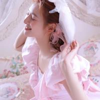 回程途中,她笑得像个小女生