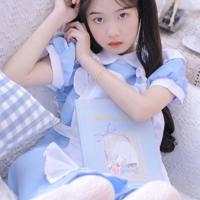 那一夜她的老师要了她 她老师疯狂的要了她 把她按在课桌上干了她