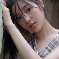 老公爱上大胸妹子 当着我面用双手捧着她的两个大足球