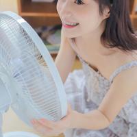 那一夜她的老师要了她 她老师疯狂的要了她 把她按在课桌上干了她