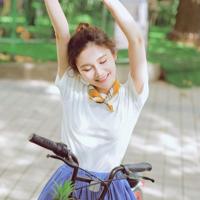 那天趁姐姐睡着,我忍不住掀开了她的被子 分开熟睡姐姐腿