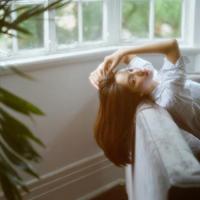 激情后被拍裸照害了女孩一生