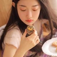 甜妻引入怀_她手覆在我紧要之处