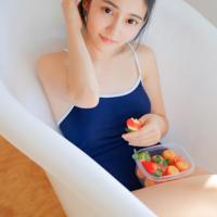 少妇和老公亲热时公公直接推门进来
