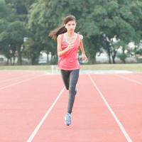 老婆在家家被上司干了 出卖女友小晴 她掀开裙子骑在我身上