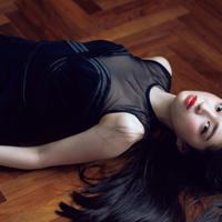 他攻势太强，一把将我按在后车座上