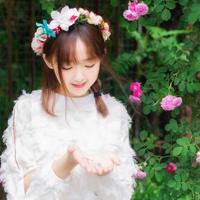 我被强压在身下，粗重喘息迎面而来