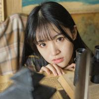我一边揉着她的胸,一边 接吻时男友把我往上提 少女的第一夜