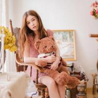 两个男人搞一个女的 同时陪两个男人睡觉 两个男人玩一个