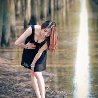 与绝色尤物情难自控 倒在床上忘情嘿嘿嘿