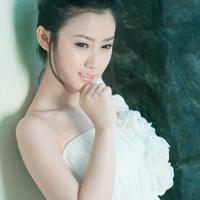 我被两个老外抱着 趁弟弟睡着了偷着玩 弟弟趁姐姐睡觉强奸