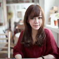 女人要求男人有房,男人盯着女人乳房