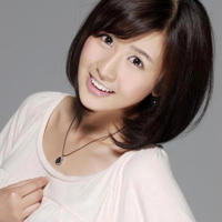 美女衣服被扒开 那个人强行摸走了她的钱包