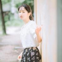 小土豪的媳妇不矜持 将我扑倒在沙发上