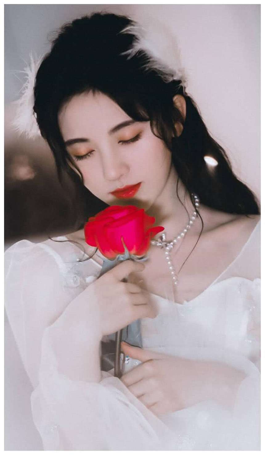 每个人都有一段悲伤。想隐藏，却欲盖弥彰。